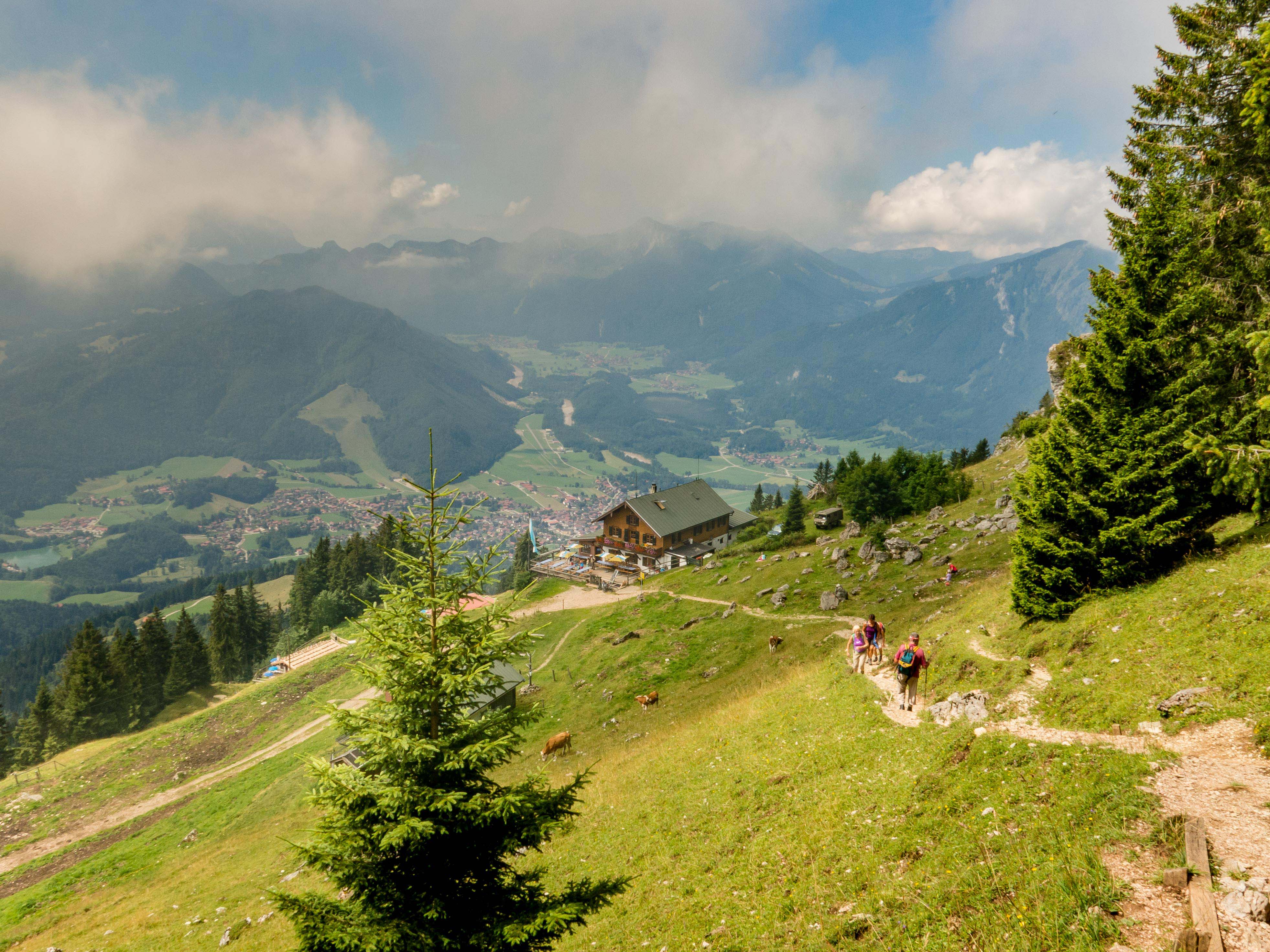 Blick über das Hochgernhaus hinunter ins Achental mit dem Luftkurort Unterwössen