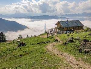 Hochgernhaus über den Wolken