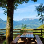 Aussicht über das Kössner Tal von der Terrasse der Taubenseehütte.