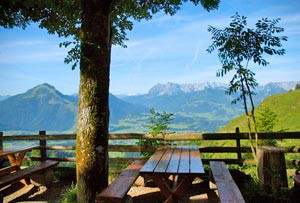 Aussicht über das Kössner Tal von der Terrasse der Taubenseehütte.